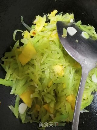 凤梨炒莴笋的做法步骤：4