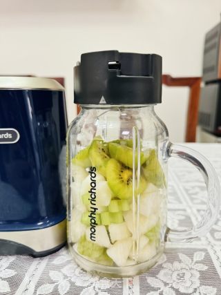 喝了会变瘦的超模减肥水的做法步骤：2