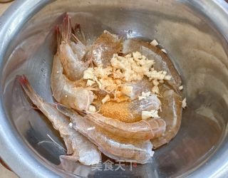 蒜香黄油虾的做法步骤：2