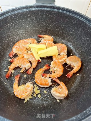 蒜香黄油虾的做法步骤：4