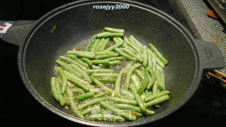 咸肉豆干炒豇豆的做法步骤：2