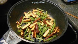咸肉豆干炒豇豆的做法步骤：7