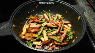 咸肉豆干炒豇豆的做法步骤：8