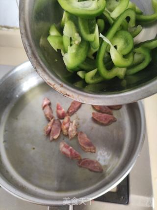 青椒洋葱炒腊肠的做法步骤：5