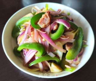 青椒洋葱炒腊肠的做法步骤：7