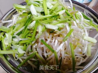 韭菜炒豆芽的做法步骤：1