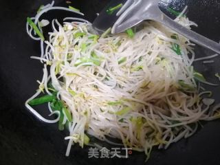 韭菜炒豆芽的做法步骤：4