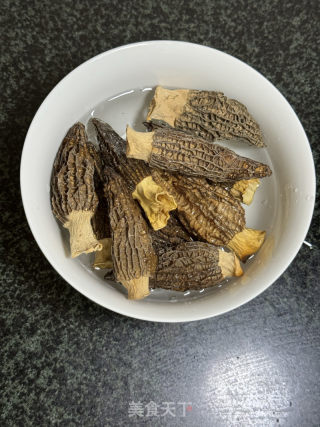 虾滑酿羊肚菌的做法步骤：1