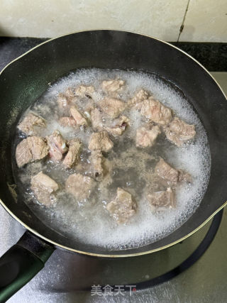 胡萝卜玉米排骨焖饭的做法步骤：1