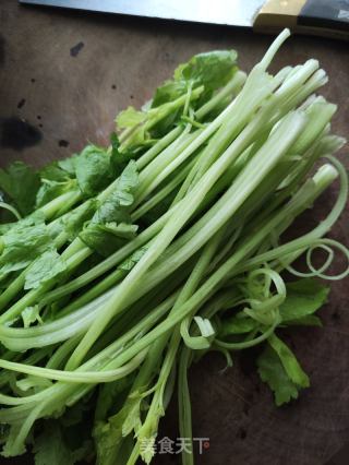 腊肠炒小香芹的做法步骤：1