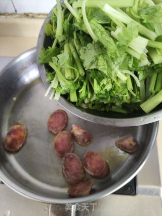 腊肠炒小香芹的做法步骤：5