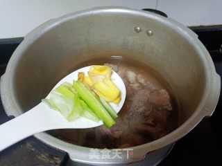 五香牛肉面的做法步骤：4