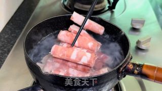 酸汤肥牛虾滑的做法步骤：4