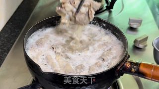 酸汤肥牛虾滑的做法步骤：5