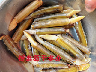 葱姜炒蛏子的做法步骤：2