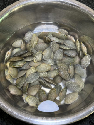 花甲焖鲈鱼的做法步骤：1