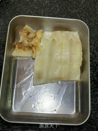 莲子鱼胶炖排骨的做法步骤：1