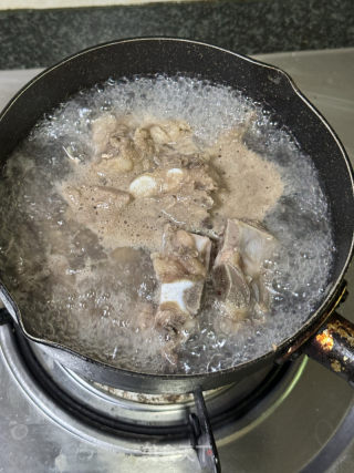 莲子鱼胶炖排骨的做法步骤：3