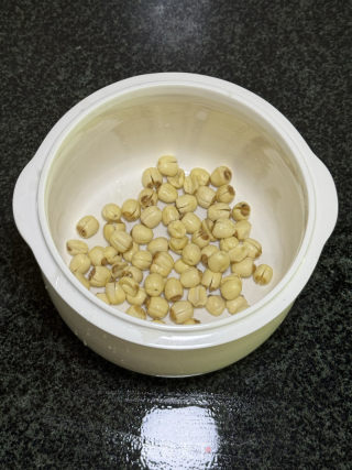 莲子鱼胶炖排骨的做法步骤：4
