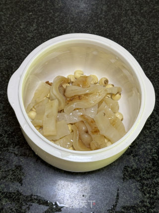 莲子鱼胶炖排骨的做法步骤：5