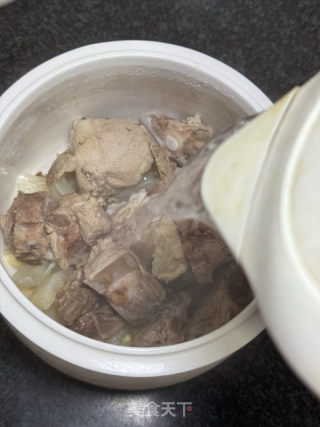 莲子鱼胶炖排骨的做法步骤：7