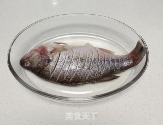 清蒸鲈鱼的做法步骤：1