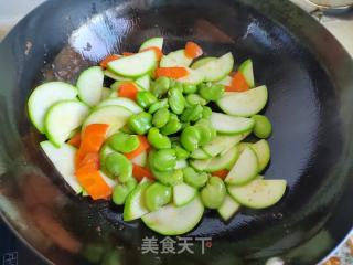 西葫芦蚕豆炒肉片的做法步骤：7