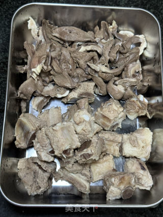 莲子猪心排骨汤的做法步骤：2