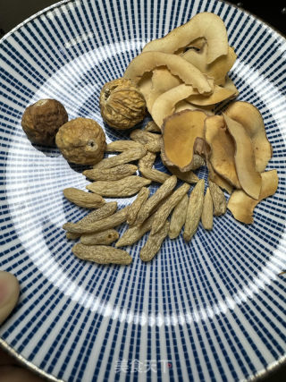 莲子猪心排骨汤的做法步骤：3