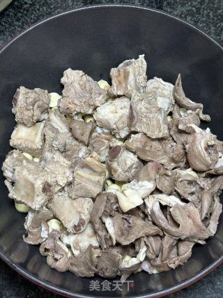莲子猪心排骨汤的做法步骤：5