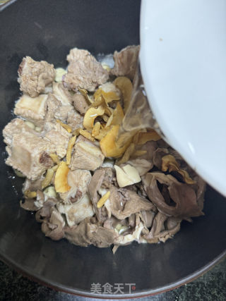 莲子猪心排骨汤的做法步骤：7