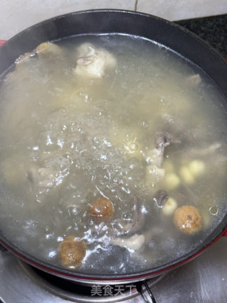 莲子猪心排骨汤的做法步骤：8