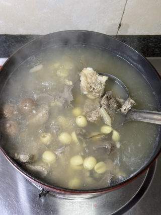 莲子猪心排骨汤的做法步骤：9