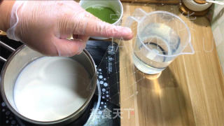 抹茶奶冻毛巾卷，清新抹茶、丝滑奶冻、甜蜜奶油，给人带来别样的舌尖享受。的做法步骤：1