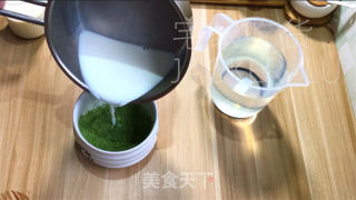 抹茶奶冻毛巾卷，清新抹茶、丝滑奶冻、甜蜜奶油，给人带来别样的舌尖享受。的做法步骤：2