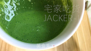 抹茶奶冻毛巾卷，清新抹茶、丝滑奶冻、甜蜜奶油，给人带来别样的舌尖享受。的做法步骤：3