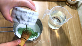抹茶奶冻毛巾卷，清新抹茶、丝滑奶冻、甜蜜奶油，给人带来别样的舌尖享受。的做法步骤：4