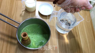 抹茶奶冻毛巾卷，清新抹茶、丝滑奶冻、甜蜜奶油，给人带来别样的舌尖享受。的做法步骤：5