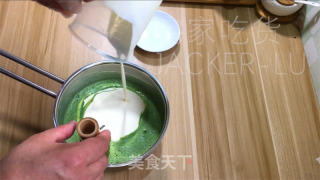 抹茶奶冻毛巾卷，清新抹茶、丝滑奶冻、甜蜜奶油，给人带来别样的舌尖享受。的做法步骤：6