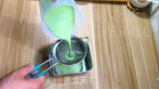 抹茶奶冻毛巾卷，清新抹茶、丝滑奶冻、甜蜜奶油，给人带来别样的舌尖享受。的做法步骤：7