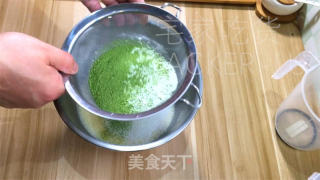 抹茶奶冻毛巾卷，清新抹茶、丝滑奶冻、甜蜜奶油，给人带来别样的舌尖享受。的做法步骤：9