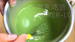 抹茶奶冻毛巾卷，清新抹茶、丝滑奶冻、甜蜜奶油，给人带来别样的舌尖享受。的做法步骤：10