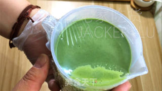 抹茶奶冻毛巾卷，清新抹茶、丝滑奶冻、甜蜜奶油，给人带来别样的舌尖享受。的做法步骤：12
