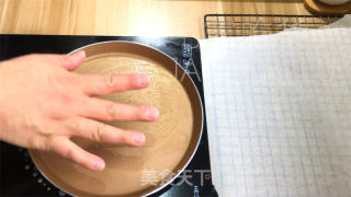 抹茶奶冻毛巾卷，清新抹茶、丝滑奶冻、甜蜜奶油，给人带来别样的舌尖享受。的做法步骤：13