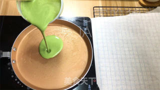 抹茶奶冻毛巾卷，清新抹茶、丝滑奶冻、甜蜜奶油，给人带来别样的舌尖享受。的做法步骤：14