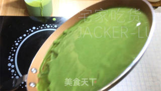 抹茶奶冻毛巾卷，清新抹茶、丝滑奶冻、甜蜜奶油，给人带来别样的舌尖享受。的做法步骤：15