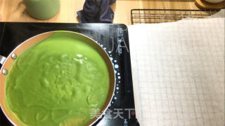 抹茶奶冻毛巾卷，清新抹茶、丝滑奶冻、甜蜜奶油，给人带来别样的舌尖享受。的做法步骤：17