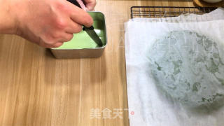 抹茶奶冻毛巾卷，清新抹茶、丝滑奶冻、甜蜜奶油，给人带来别样的舌尖享受。的做法步骤：20