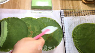 抹茶奶冻毛巾卷，清新抹茶、丝滑奶冻、甜蜜奶油，给人带来别样的舌尖享受。的做法步骤：22