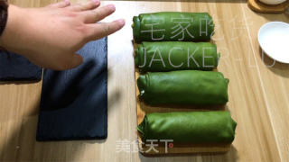 抹茶奶冻毛巾卷，清新抹茶、丝滑奶冻、甜蜜奶油，给人带来别样的舌尖享受。的做法步骤：26
